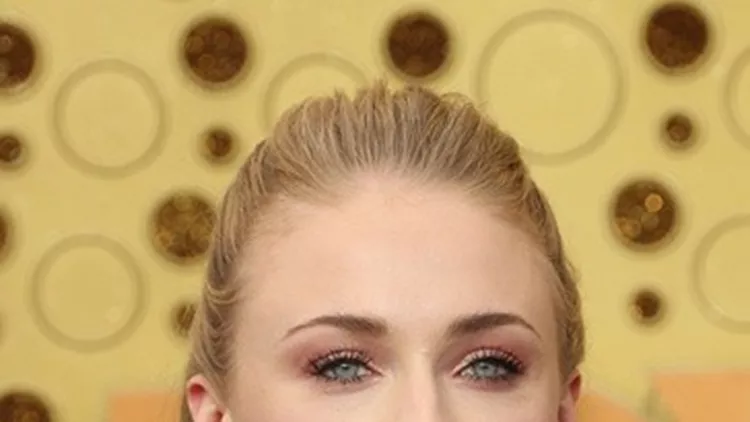 H Sophie Turner με απαλό ροζ χρώμα στα χείλη και στο μακιγιάζ ματιών είχε ένα φρέσκο και καθόλου στημένο αποτέλεσμα