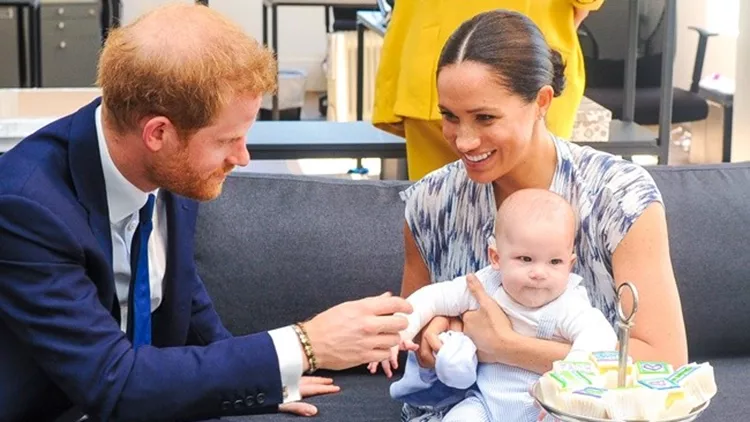 Πρίγκιπας Harry and Meghan Markle holding baby Son Archie
