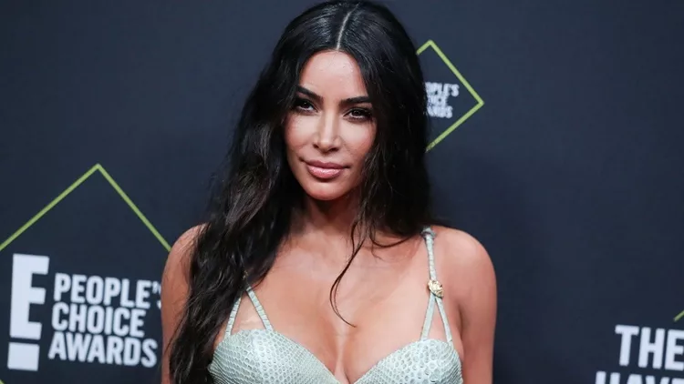 Kim Kardashian West Wearing Versace Arrives At The 2019 E! People's Choice Awards
