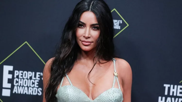 Kim Kardashian West Wearing Versace Arrives At The 2019 E! People's Choice Awards