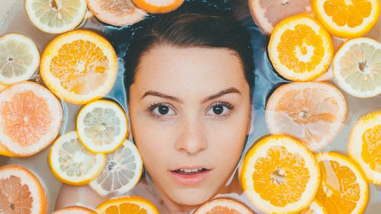 χυμός λεμονιού στο πρόσωπο