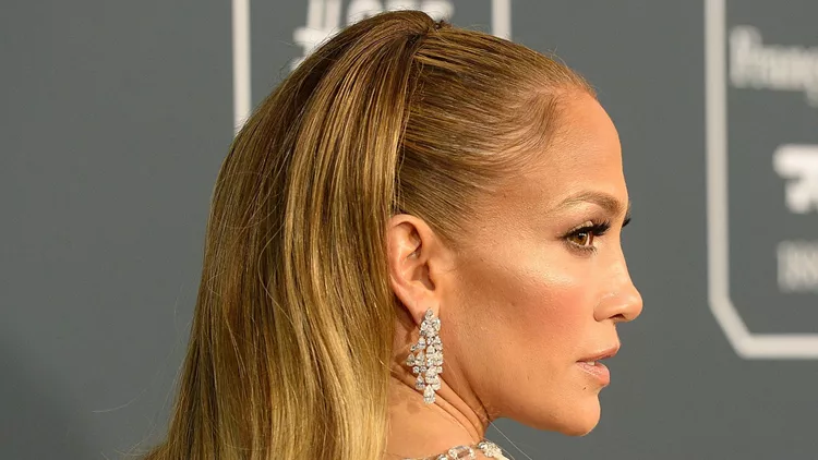 Πώς είναι τα φυσικά μαλλιά της Jennifer Lopez;