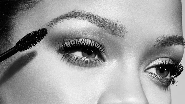 full-frontal-volume-lift-curl-mascara-brush-rihanna-1578436277