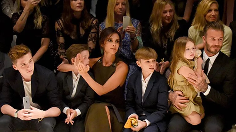 Η πρώτη φορά που είδαμε ολόκληρη την οικογένεια σε front row στο "London In Los Angeles" του οίκου Burberry, τον Απρίλιο του 2016.