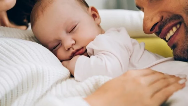 Μέσα στις νύχτες αϋπνίας, τους εφιάλτες και τα βρεγμένα σεντόνια, να θυμάστε ότι το παιδί σάς χρειάζεται!