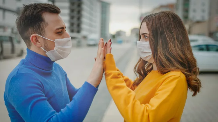 Couple with pollution masks