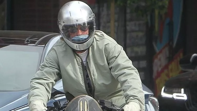 o-brad-pit-me-mixani-kai-kranos-stin-poreia-diamartyrias-gia-ton-tzortz-floid.col-8