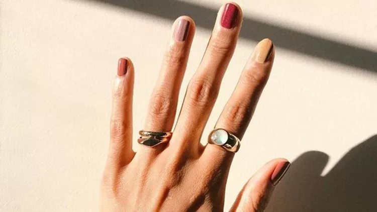 tonal-toffee-manicure-pos-na-anavathmisete-tis-nude-apoxroseis-sta-nyxia-me-to-neo-trend.col-8