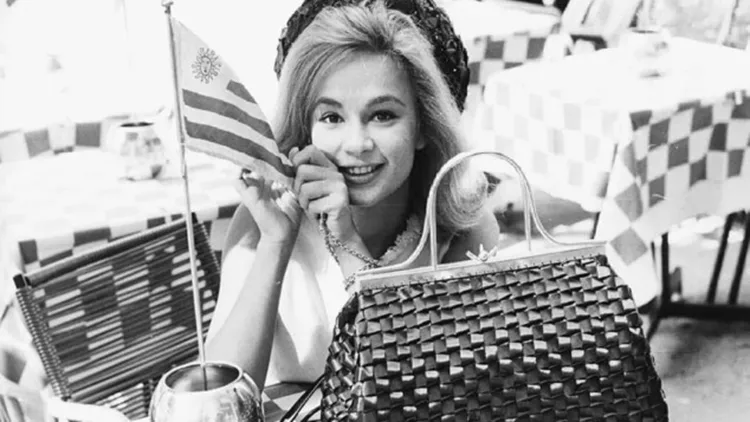 paroimiodis-oikodespoina-sto-spiti-tis-vougiouklaki-kai-tou-papamixail-me-mia-agnosti-fotografia.col-8