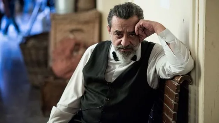 aftos-einai-o-taladouxos-gios-tou-adoni-kafetzopoulou-giorgos-fetos-tha-paiksei-me-ton-patera-tou.col-8