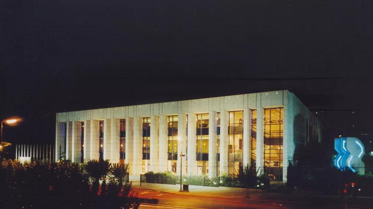 MEGARON-Night View 1- © KARAMANIAN