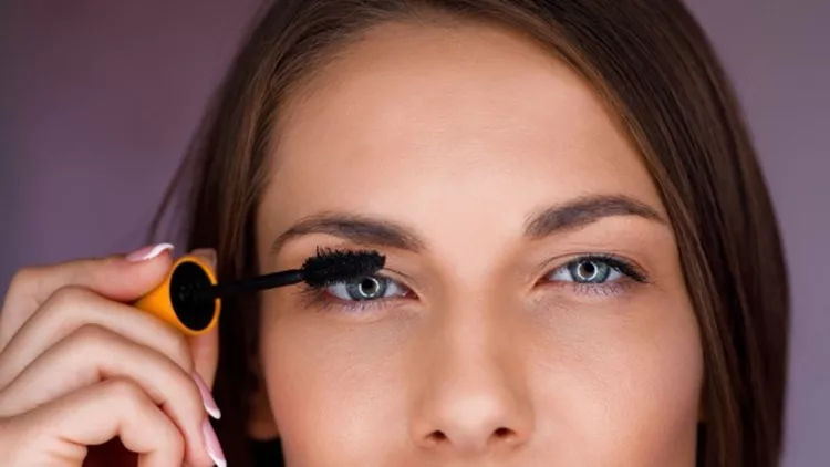 putting-some-mascara-on-picture-id1053349676