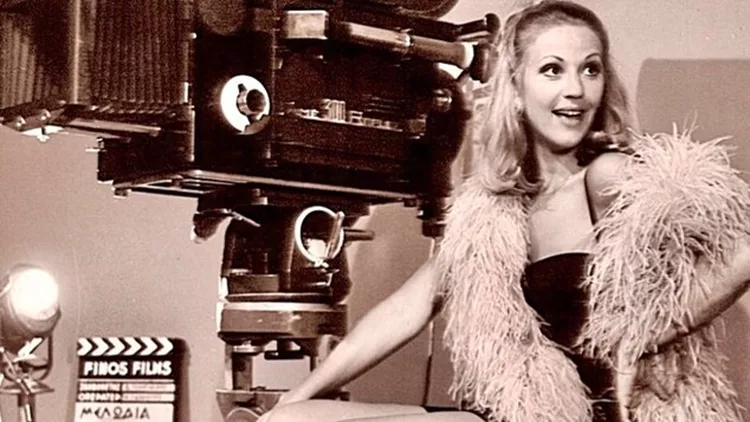 to-1967-i-zoi-laskari-me-to-bikini-tis-fotografithike-gia-to-eksofyllo-velgikou-periodikou.col-8