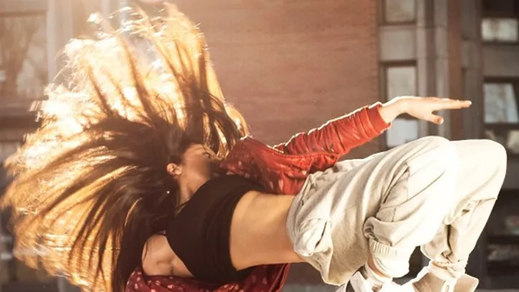 dancing-woman-picture-id154885561