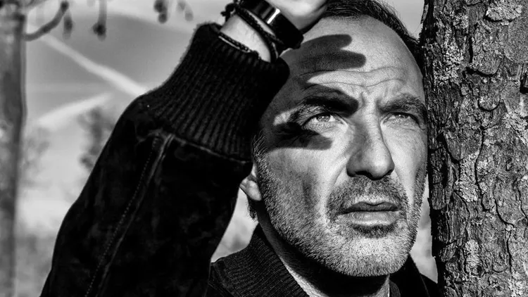 o-nikos-aliagas-fotografizei-tin-karla-brouni-sto-marmarino-patoma-enos-ksenodoxeiou.col-12