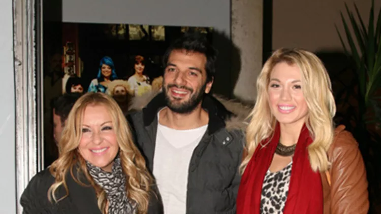 Όλη η showbiz στην παράσταση «Τα Βαφτίσια»