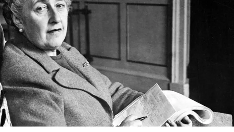 'It is a curious thought, but it is only when you see people looking ridiculous that you realize just how much you love them' – Agatha Christie (...) Μόνο όταν βλέπεις τους ανθρώπους να φαίνονται γελοίοι συνειδητοποιείς πόσο πολύ τους αγαπάς)