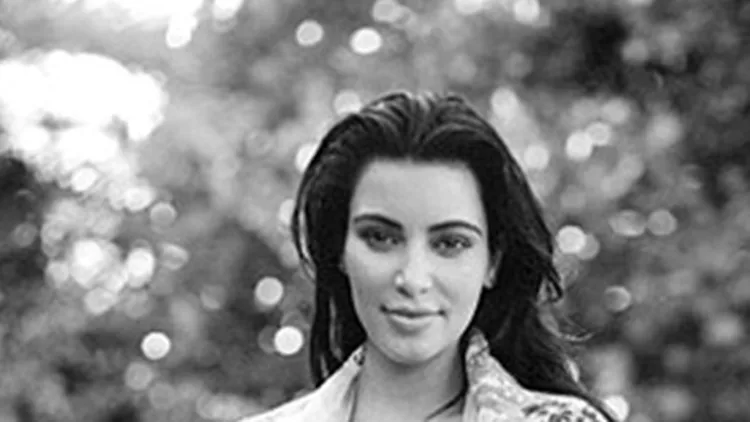 Kim Kardashian: Φωτογραφίζεται με μαγιό στους πρώτους μήνες της εγκυμοσύνης της 