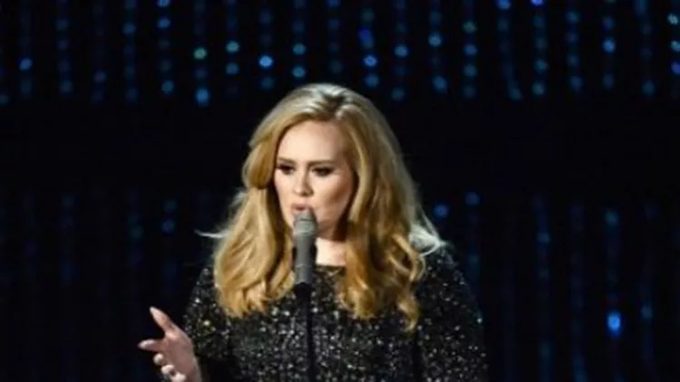 Adele: Η live εμφάνισή της στα Oscars και τι φόρεσε on stage 