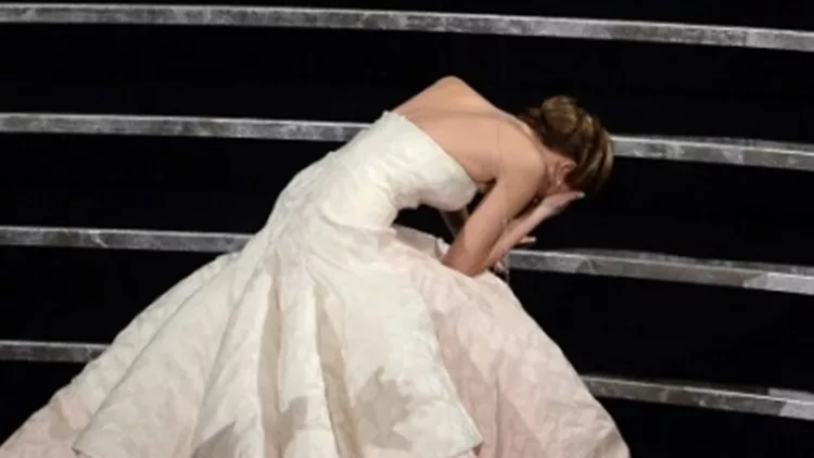 Το ξεκαρδιστικό βίντεο με τη μεθυσμένη Jennifer Lawrence να δίνει συνέντευξη στους δημοσιογράφους