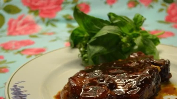 Cook No18: Χοιρινά μπριζολάκια με μέλι, μουστάρδα και πορτοκάλι