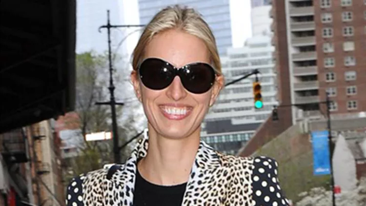 Η Karolina Kurkova σου δείχνει πως να φορέσεις το statement σακάκι