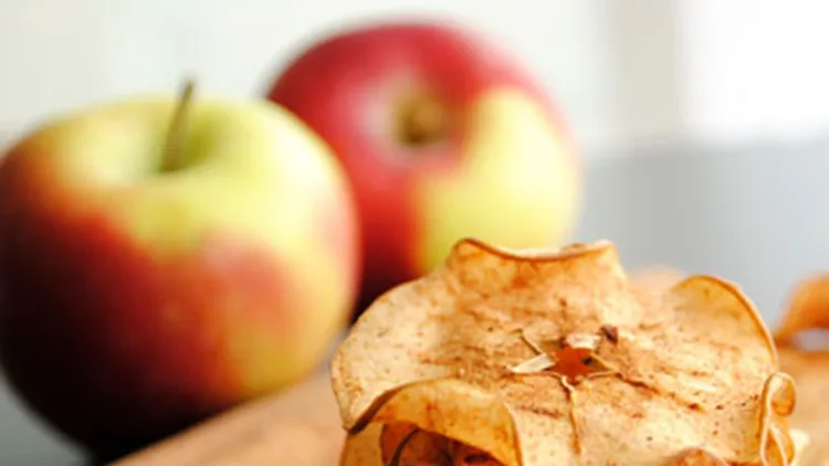 Σπιτικά πατατάκια μήλου με κανέλα