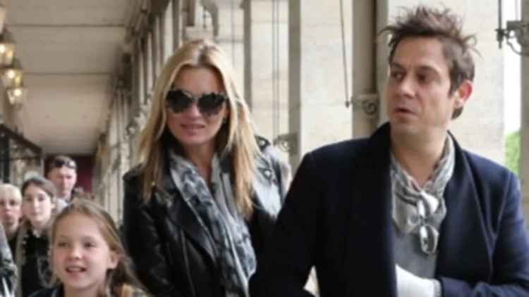 Η Kate Moss με την οικογένεια της στη Γαλλία