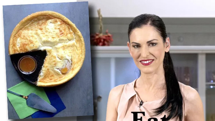 H Eλένη Ψυχούλη μας δίνει τη συνταγή για: Cheesecake φούρνου με βερύκοκα 