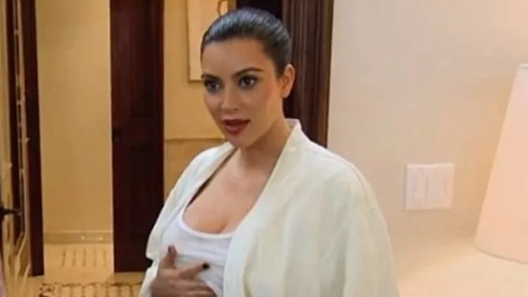 Kim Kardashian: Δείχνει την φουσκωμένη κοιλίτσα της...