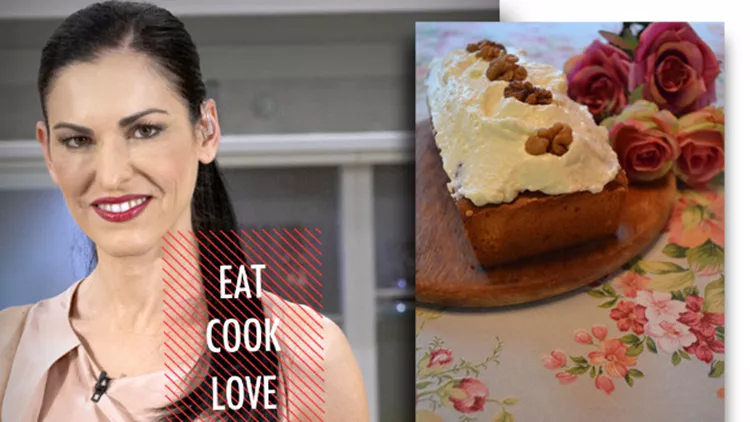 H Eλένη Ψυχούλη μας δίνει συνταγή για Carrot cake με λεμονάτο γλάσο τυριού