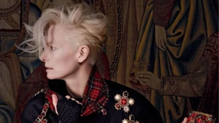 H Tilda Swinton ποζάρει για τη νέα καμπάνια Chanel