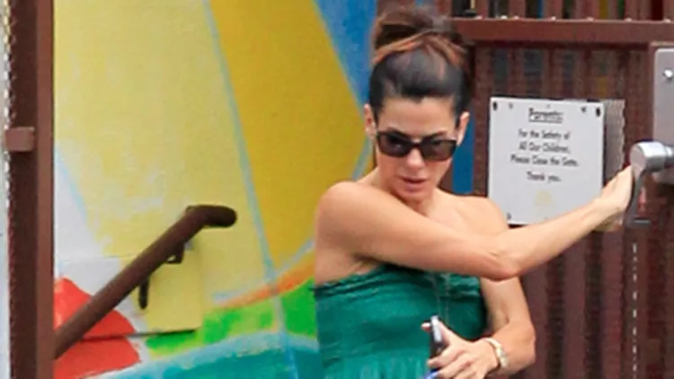 H Sandra Bullock με τον γιο της Louis