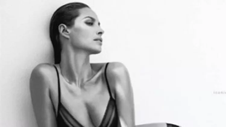 Η Christy Turlington πρωταγωνιστεί στην καμπάνια εσωρούχων του οίκου Calvin Klein 
