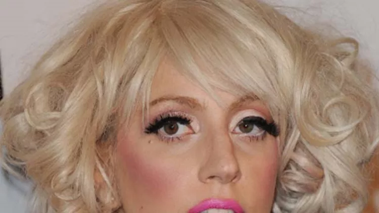 Η Lady Gaga αλλάζει το στυλ της με Balenciaga και Saint Laurent