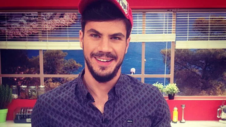 Άκης Πετρετζίκης (@akispetretzikis). Είναι κούκλος, γυμνασμένος, με (πολλά) τατουάζ και μαγειρεύει καταπληκτικά. Δεσμευμένος μεν, αλλά εσύ μπορείς να τον απολαμβάνεις στις εκατοντάδες φωτογραφίες του στο Instagram.
