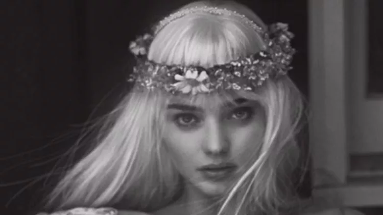 Η Miranda Kerr ποζάρει γυμνή σαν Cicciolina