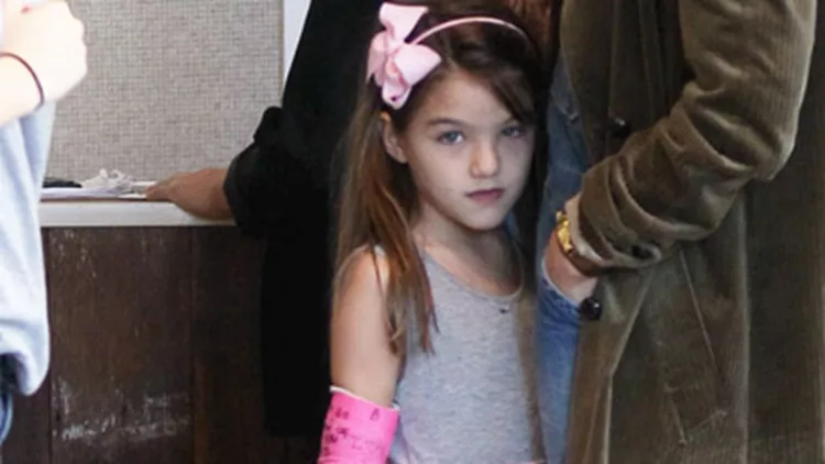 Η Suri Cruz με σπασμένο χέρι