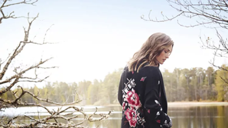 Η νέα καμπάνια Monsoon με πρωταγωνίστρια την Yasmin Le Bon