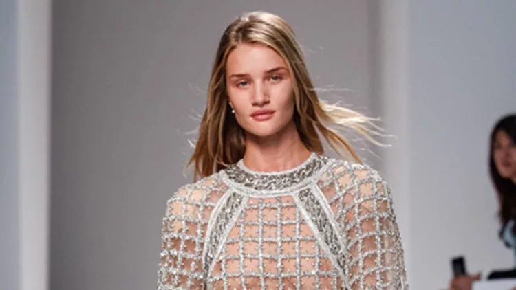 Η Rosie Huntington-Whiteley στο σόου του οίκου Balmain