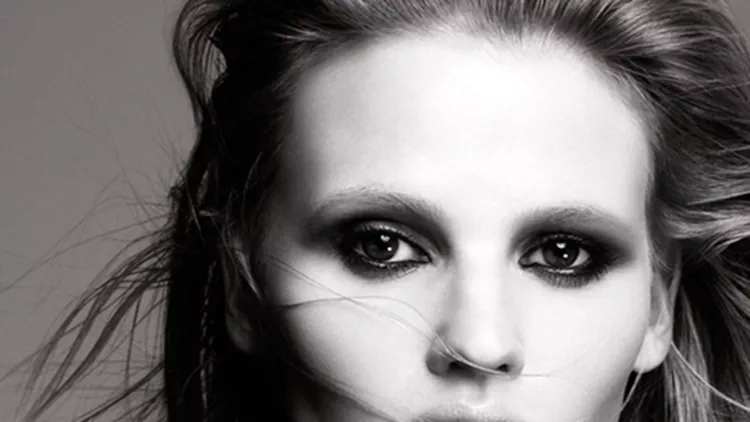 H Lara Stone είναι το νέο πρόσωπο της L’Oreal Paris