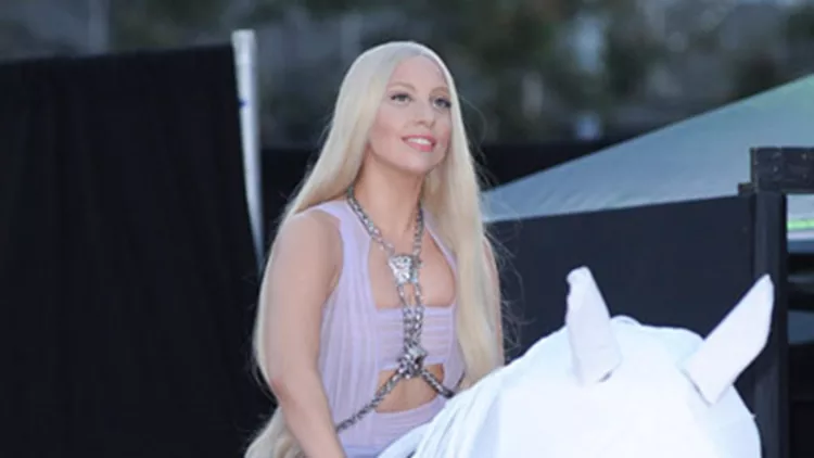 Lady Gaga: Πάνω σε ένα άσπρο άλογο έφτασε στα American Music Awards 2013