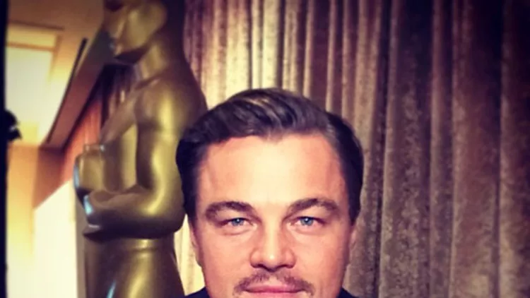 Ο Leonardo DiCaprio κατά την διάρκεια της βραδιάς, σε ένα σούπερ κοντινό πλάνο.