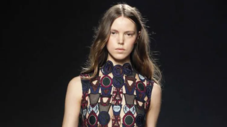 Η Μαρινέλα στο fashio show της Mary Katrantzou