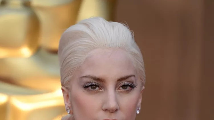  And the Oscar goes to: Lady Gaga. Ναι, ναι, όσο και αν δε το πιστεύεις η εκκεντρική τραγουδίστρια κατάφερε να κερδίσει επάξια μια θέση σε αυτή τη λίστα, με το sparkling μακιγιάζ ματιών που επέλεξε να κάνει! Glam επιλογή...