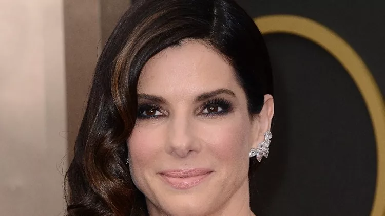 And the Oscar goes to: Sandra Bullock. Η 49χρονη (το τονίζουμε αυτό) ηθοποιός μαγνήτισε τα φλας με το smokey μακιγιάζ της, που ταίριαζε απόλυτα και στην ίδια και στην περίσταση.