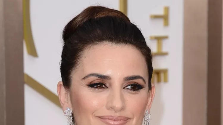  And the Oscar goes to: Penelope Cruz, για την μεταλλική λάμψη των χειλιών της σε συνδυασμό με την ανοιχτόχρωμη σκιά της. Τι κατάφερε; Να σχηματίσει το περίγραμμα του ματιού με μαύρο μολύβι και να δώσει εκεί όλη την έμφαση.