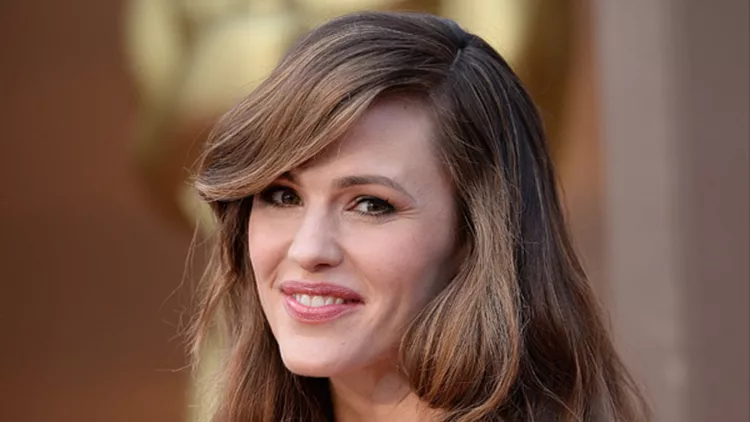 Jennifer Garner: Σπαστές χαλαρές μπούκλες και πλούσια φράντζα συνθέτους ένα χτένισμα για όλες τις ώρες.