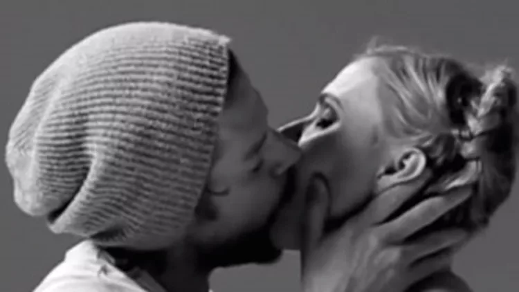 VIDEO: Θα φιλούσες ποτέ έναν άγνωστο;