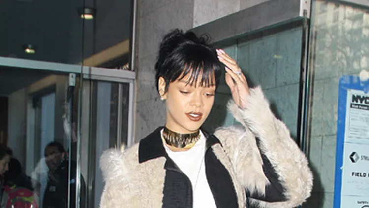 Η Rihanna σου δείχνει πώς να φορέσεις τη γούνα στην αλλαγή της σεζόν